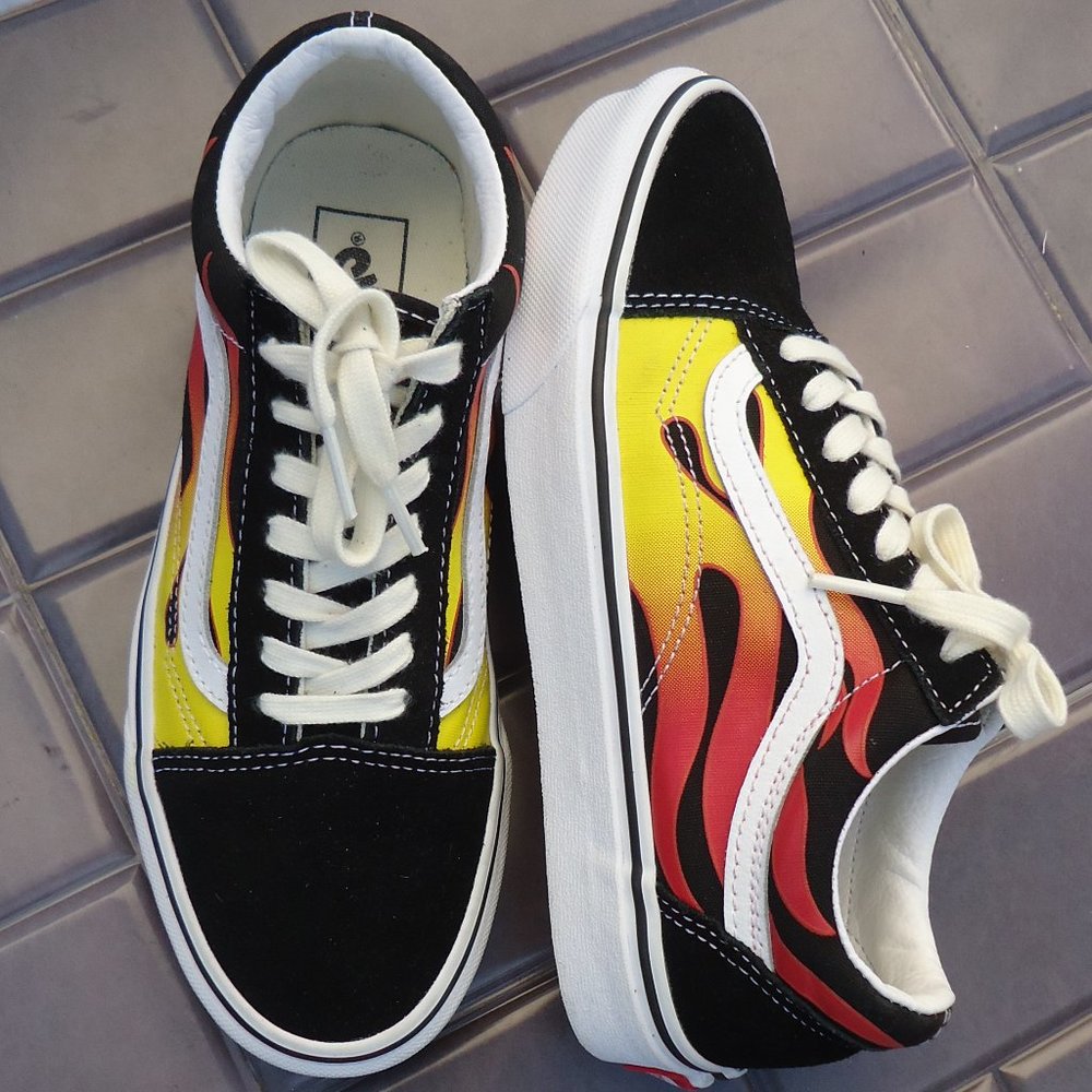 SIZE 7. Vans low top lace-up flame old skool skate women's sneakers shoes.
